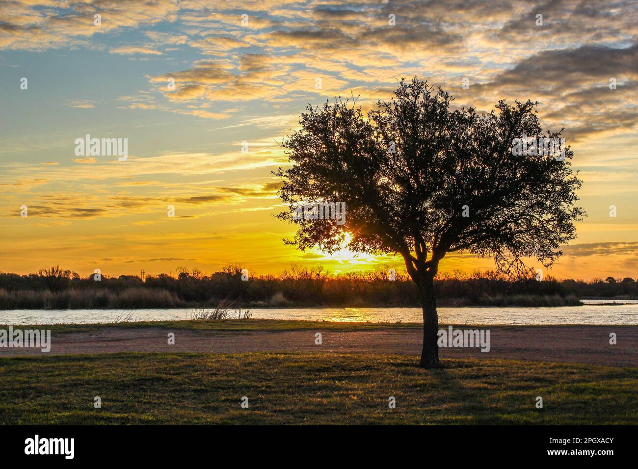 Lever du soleil au lac Nasworthy à San Angelo, Texas, États-Unis Banque D'Images