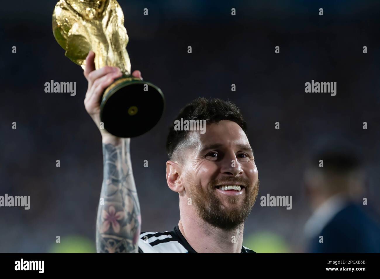 Lionel Messi d'Argentine célèbre avec la coupe du monde lors des célébrations des champions du monde après un match international amical entre l'Argentine et le Panama à l'Estadio Mas Monumental Antonio Vespucio Liberti. Score final: Argentine 2 - 0 Panama Banque D'Images