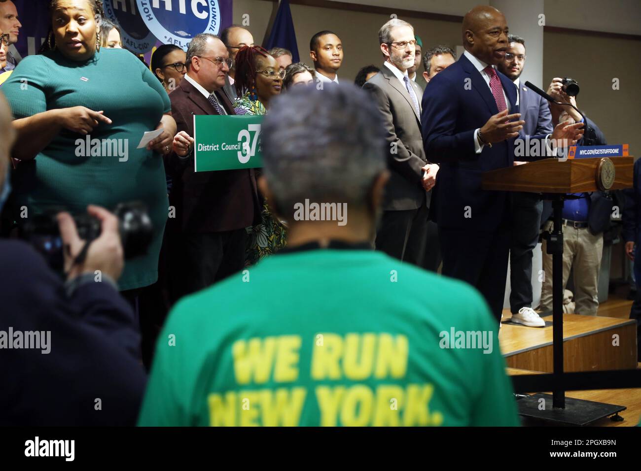 New York, NY, États-Unis. 24th mars 2023. Le maire de New York, Eric Adams, et d'autres, font des remarques à l'occasion du rassemblement de l'Union de 32BJ pour l'agenda des travailleurs, y compris l'augmentation du crédit d'impôt sur le revenu gagné et du crédit d'impôt pour enfants, dont il a parlé dans son discours sur l'État de la ville un mois auparavant. Ce rassemblement a eu lieu au siège social de 32BJ sur 24 mars 2023 à New York. Crédit : Chris Moore/Media Punch/Alamy Live News Banque D'Images