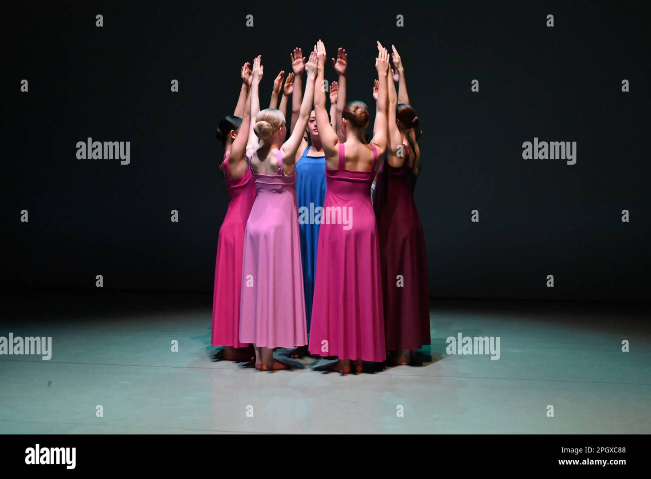 Les jeunes danseurs glorieux de l'École Royale de Ballet de Suède interprétant des extraits de l'œuvre séminale de Cohan en 1975 , Stabat Mater . Une soirée de chorégraphie en hommage à l'héritage du légendaire chorégraphe Robert Cohan , le père fondateur de la danse contemporaine dans ce pays, sera jouée à The place les 24 et 25 mars 2023. Cette pièce sera jouée par des étudiants de l' École royale de ballet suédois . Banque D'Images