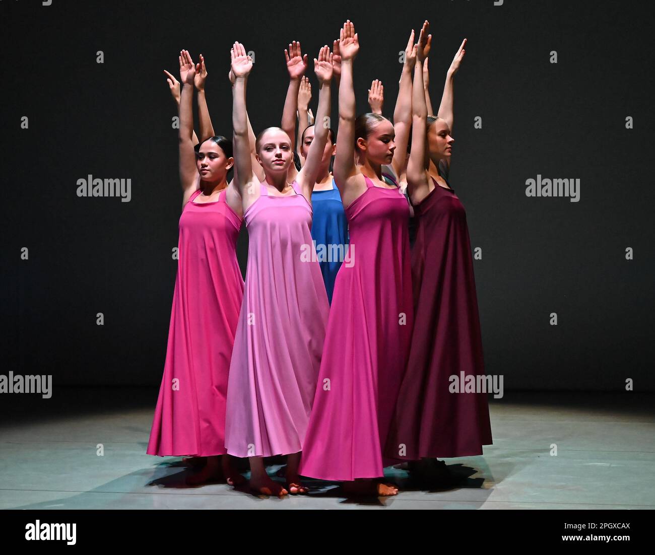 Les jeunes danseurs glorieux de l'École Royale de Ballet de Suède interprétant des extraits de l'œuvre séminale de Cohan en 1975 , Stabat Mater . Une soirée de chorégraphie en hommage à l'héritage du légendaire chorégraphe Robert Cohan , le père fondateur de la danse contemporaine dans ce pays, sera jouée à The place les 24 et 25 mars 2023. Cette pièce sera jouée par des étudiants de l' École royale de ballet suédois . Banque D'Images