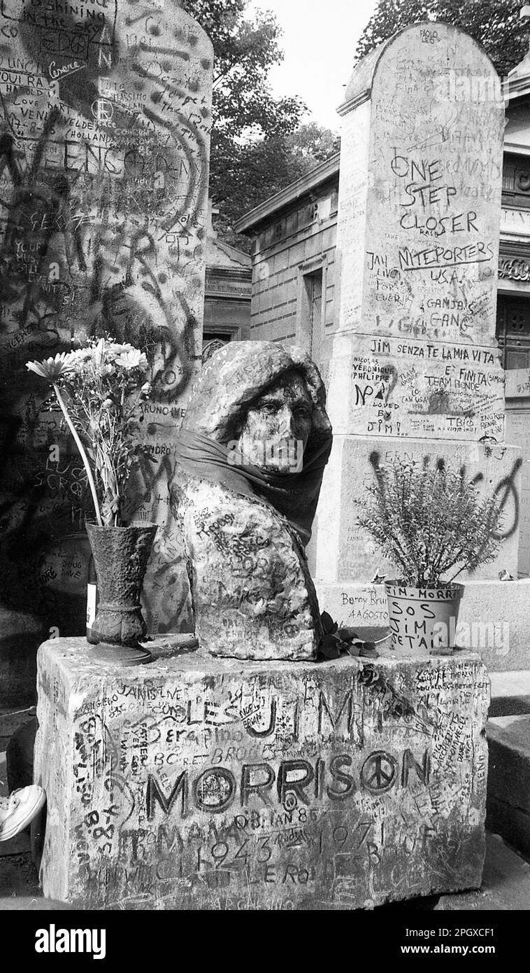 Tombe de Jim Morrison des portes, cimetière du Père Lachaise, Paris, France, octobre 1986. Banque D'Images