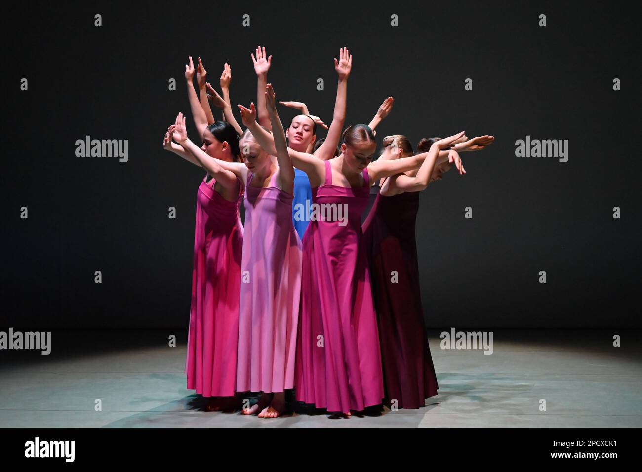 Les jeunes danseurs glorieux de l'École Royale de Ballet de Suède interprétant des extraits de l'œuvre séminale de Cohan en 1975 , Stabat Mater . Une soirée de chorégraphie en hommage à l'héritage du légendaire chorégraphe Robert Cohan , le père fondateur de la danse contemporaine dans ce pays, sera jouée à The place les 24 et 25 mars 2023. Cette pièce sera jouée par des étudiants de l' École royale de ballet suédois . Banque D'Images