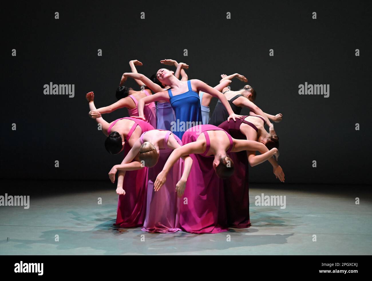 Les jeunes danseurs glorieux de l'École Royale de Ballet de Suède interprétant des extraits de l'œuvre séminale de Cohan en 1975 , Stabat Mater . Une soirée de chorégraphie en hommage à l'héritage du légendaire chorégraphe Robert Cohan , le père fondateur de la danse contemporaine dans ce pays, sera jouée à The place les 24 et 25 mars 2023. Cette pièce sera jouée par des étudiants de l' École royale de ballet suédois . Banque D'Images