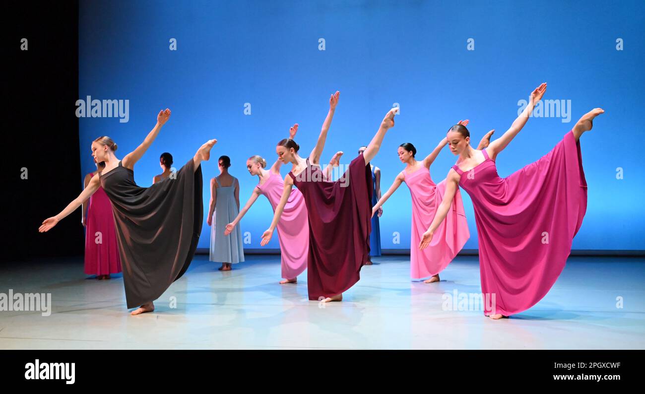 Les jeunes danseurs glorieux de l'École Royale de Ballet de Suède interprétant des extraits de l'œuvre séminale de Cohan en 1975 , Stabat Mater . Une soirée de chorégraphie en hommage à l'héritage du légendaire chorégraphe Robert Cohan , le père fondateur de la danse contemporaine dans ce pays, sera jouée à The place les 24 et 25 mars 2023. Cette pièce sera jouée par des étudiants de l' École royale de ballet suédois . Banque D'Images