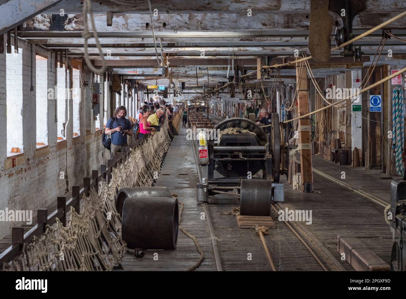 Vue générale de la ropewalk avec la machine de formage à l'intérieur de