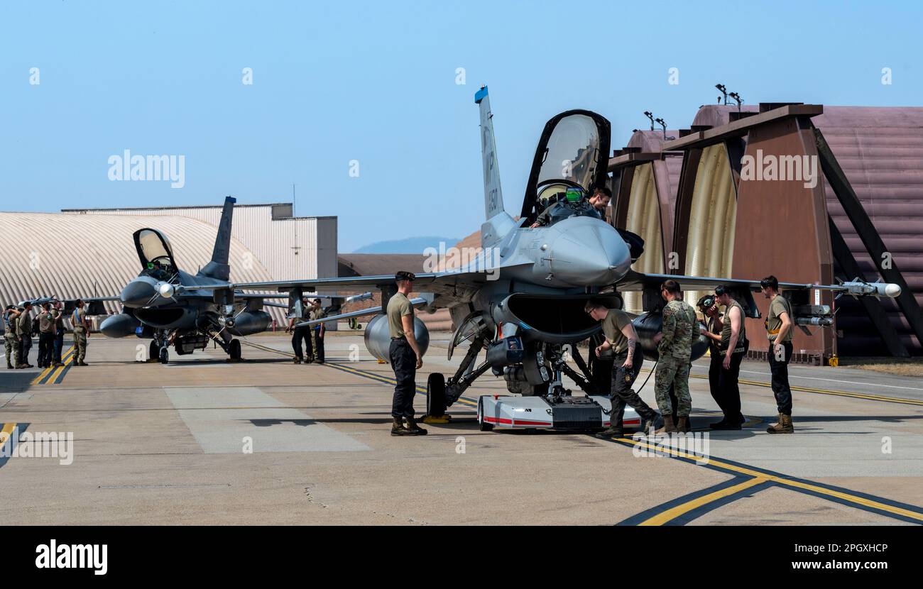 ÉTATS-UNIS Les aviateurs de la Force aérienne affectés à l'escadron de génération de chasseurs 35th, à la base aérienne de Kunsan, se préparent à remorquer des faucons de combat F-16 à Osan AB, en République de Corée, au 22 mars 2023. La FGS 35th est responsable de l'entretien des aéronefs, y compris l'entretien, les inspections, le lancement et la récupération, ainsi que le chargement des munitions. (É.-U. Photo de la Force aérienne par le sergent d'état-major Dwane R. Young) Banque D'Images