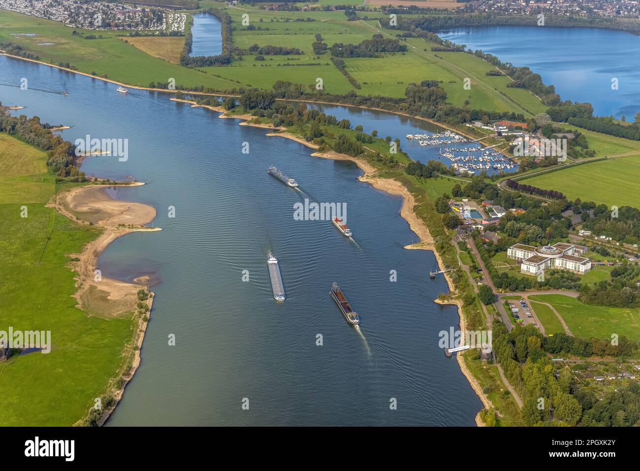 Vue aérienne, navigation intérieure sur le Rhin près de la promenade du Rhin dans le district de Büderich à Wesel, Basse-Rhin, Rhénanie-du-Nord-Westphalie, Banque D'Images Vue aérienne, navigation intérieure sur le Rhin près de la promenade du Rhin dans le district de Büderich à Wesel, Basse-Rhin, Rhénanie-du-Nord-Westphalie, Banque D'Images
