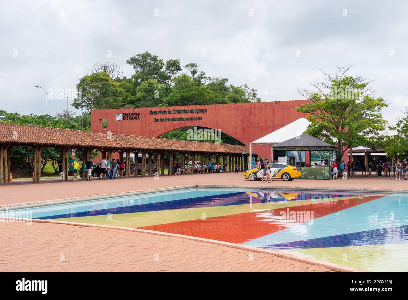 Etat de Parana, Brésil - 14 janvier 2023 : entrée du parc national d'Iguazu et piscine à réflexion à l'entrée, Etat de Parana, Brésil. Banque D'Images