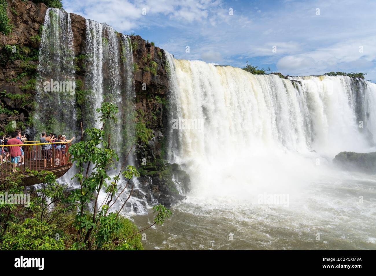 Foz do Iguaçu, Brésil - 14 janvier 2023 : foule de touristes sur la promenade visitant les chutes d'Iguaçu, Foz do Iguaçu, Brésil. Banque D'Images