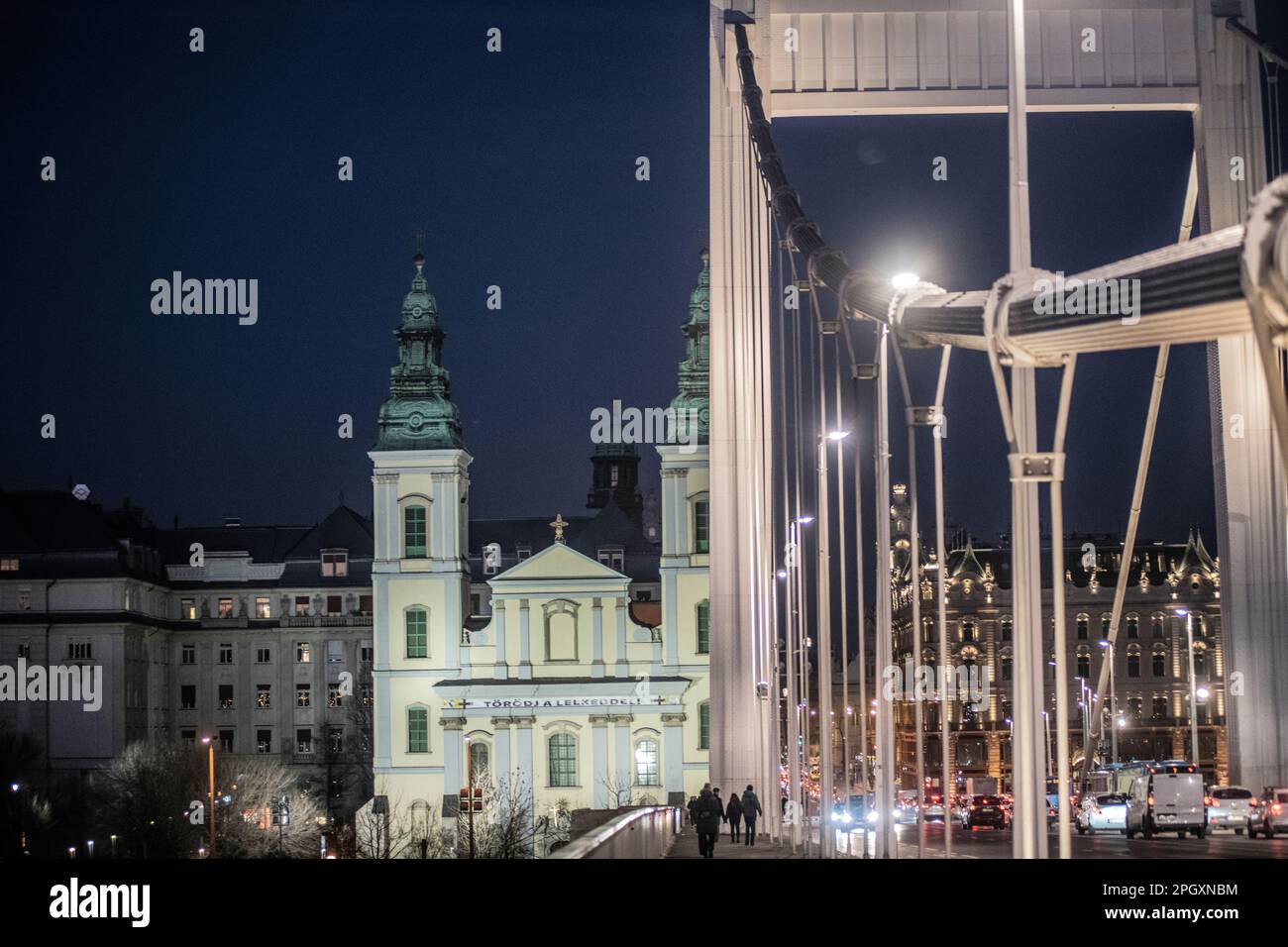 Budapest : le pont Elisabeth et l'église paroissiale principale de l'Assomption, Hongrie Banque D'Images