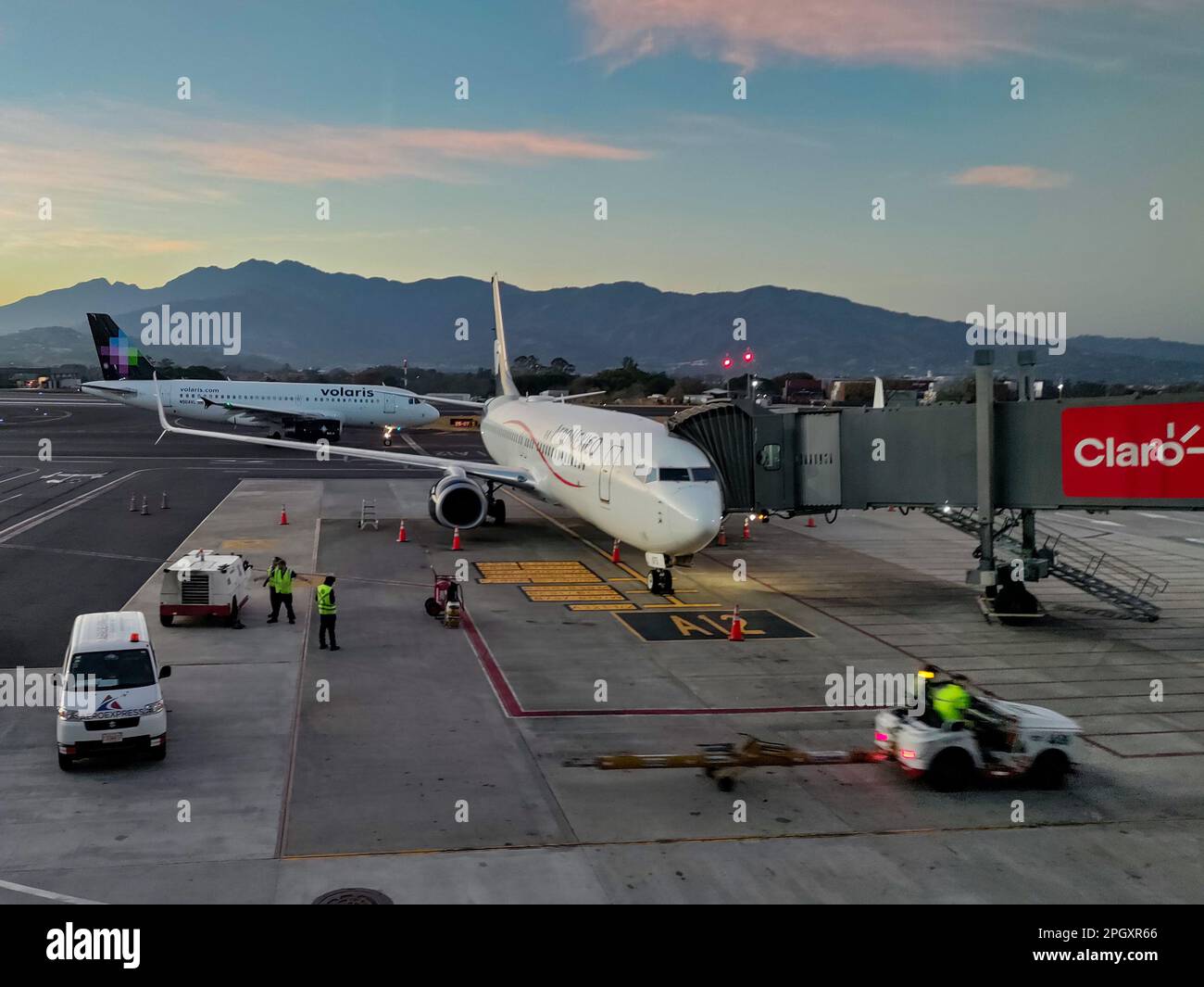 Alajuela, Costa Rica - AéroMexico et Volaris jets sur le sol à l'aéroport international Juan Santamaria. Banque D'Images Alajuela, Costa Rica - AéroMexico et Volaris jets sur le sol à l'aéroport international Juan Santamaria. Banque D'Images
