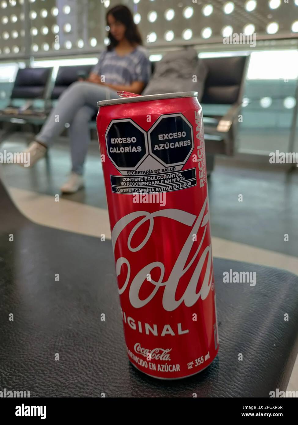 Mexico, Mexique - Une boîte de Coca-Cola achetée à l'aéroport de Mexico City porte un avertissement du gouvernement de sucre et de calories excessifs. Depuis 2020 Banque D'Images