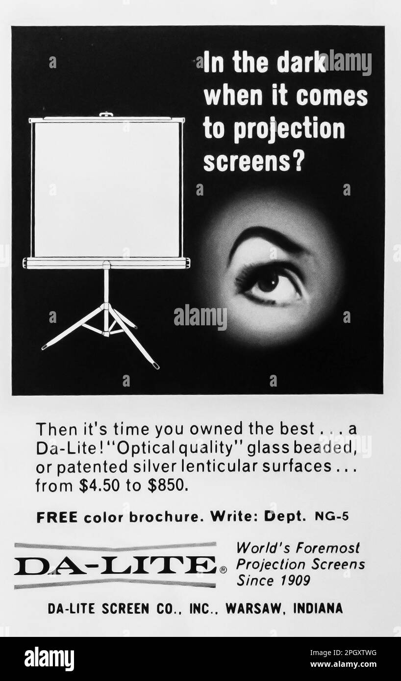 Publicité sur écran de projection DA-Lite dans un magazine NatGeo, mai 1965  Photo Stock - Alamy