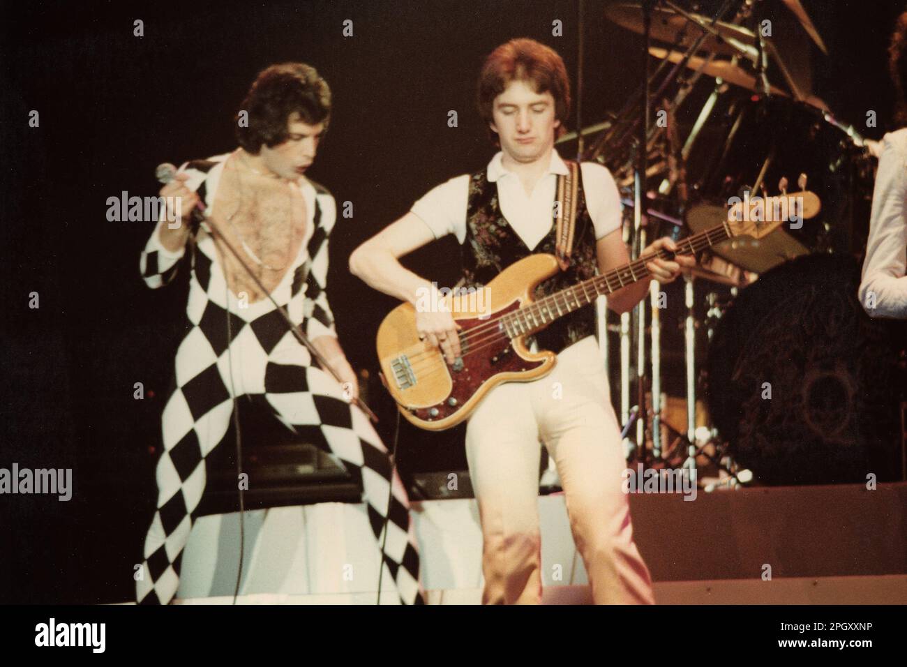 Freddie Mercury et John Deacon de la Reine, Centre civique, Providence, RI, 15 novembre, 1977. Banque D'Images