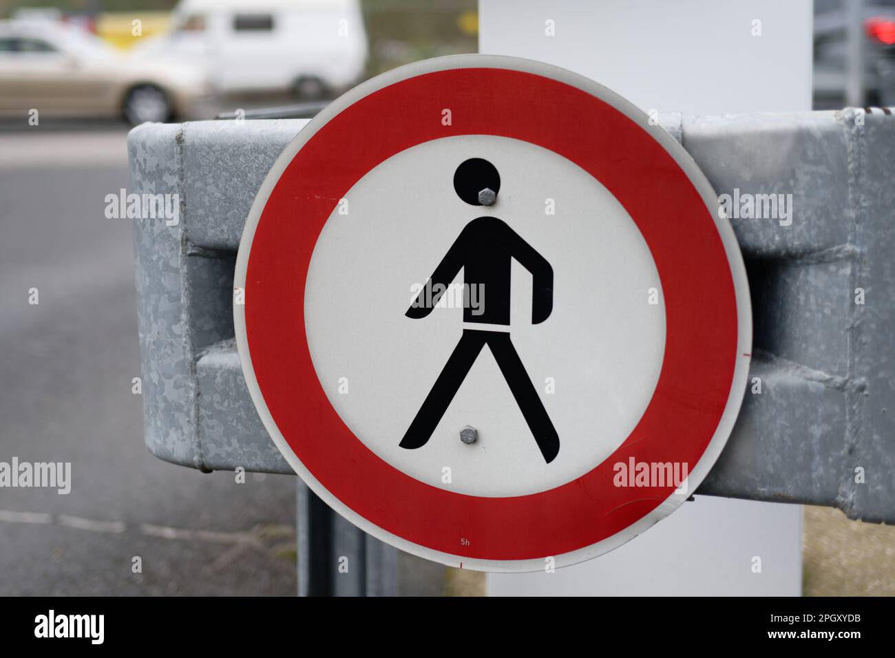 passage du panneau rouge blanc interdit avec circulation routière sur fond flou Banque D'Images
