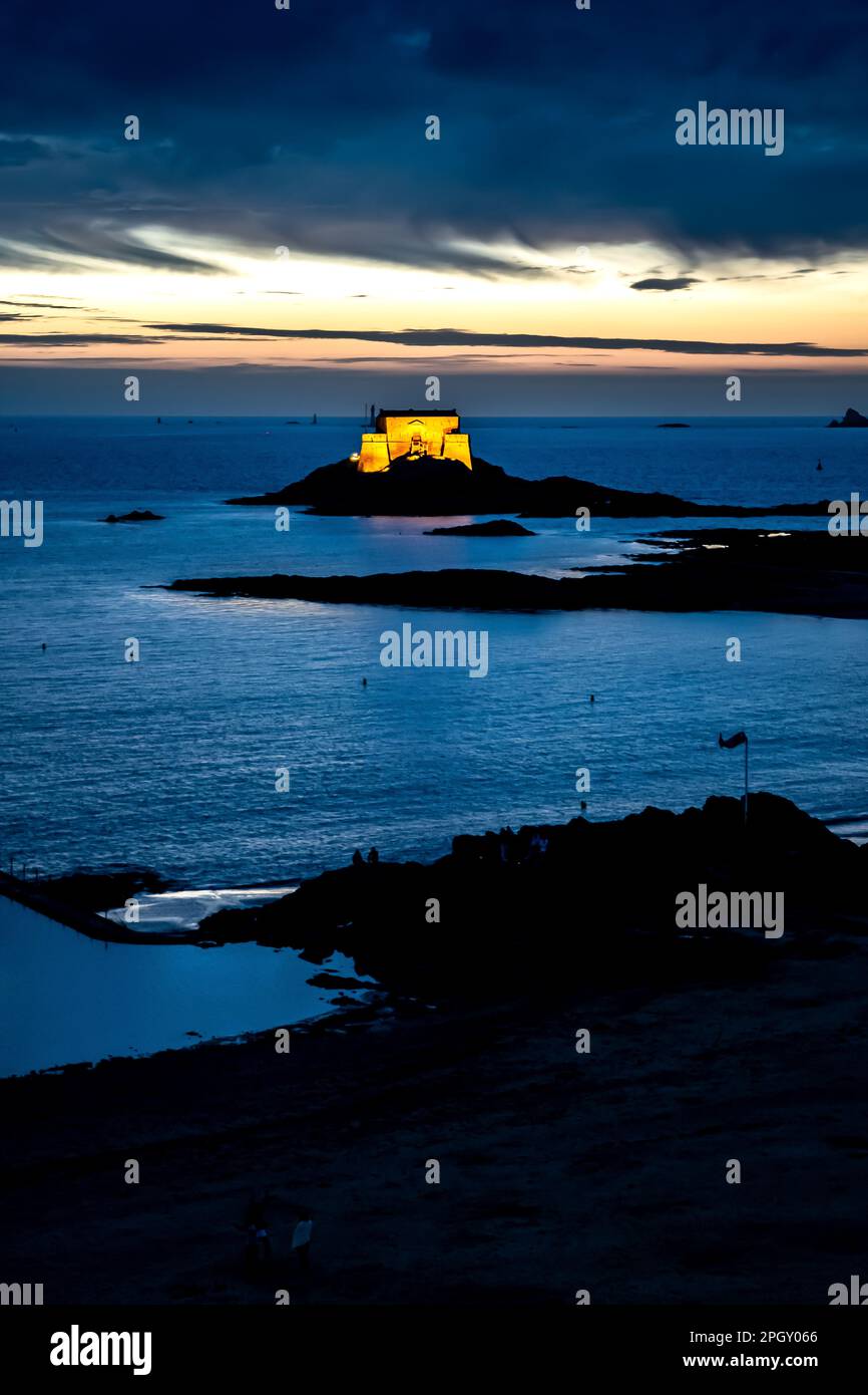 Illuminé fort petit être à l'ancienne ville de Saint-Malo dans la nuit sur la côte Atlantique en Bretagne, France Banque D'Images