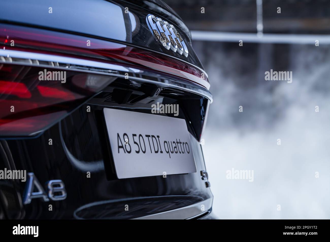 Vue rapprochée de l'arrière d'une Audi A8 noire avec plaque d'immatriculation et feux de signalisation. Banque D'Images