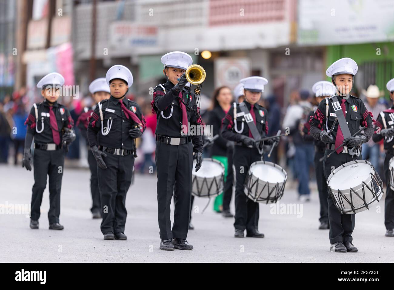 Valle Hermoso, Tamaulipas, Mexique - 18 mars 2023: Défilé de l'anniversaire de la ville, bande de marche du 18 de Marzo, école primaire, se exécutant au pair Banque D'Images