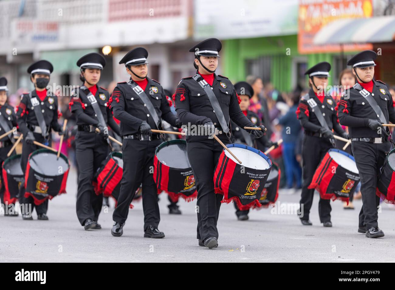 Valle Hermoso, Tamaulipas, Mexique - 18 mars 2023 : défilé de l'anniversaire de la ville, membres de la bande des Lions rouges du Lic. Antonio Caso, primar Banque D'Images