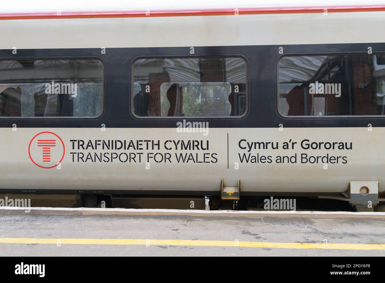 Shrewsbury, Royaume-Uni - 15 mars 2023 ; train transport pour le pays de Galles avec informations multilingues sur le transport Banque D'Images