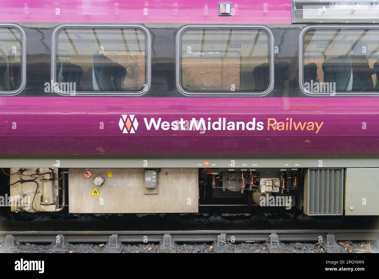 Shrewsbury, Royaume-Uni - 15 mars 2023; Nom et logo du West Midlands Railway en transport Banque D'Images