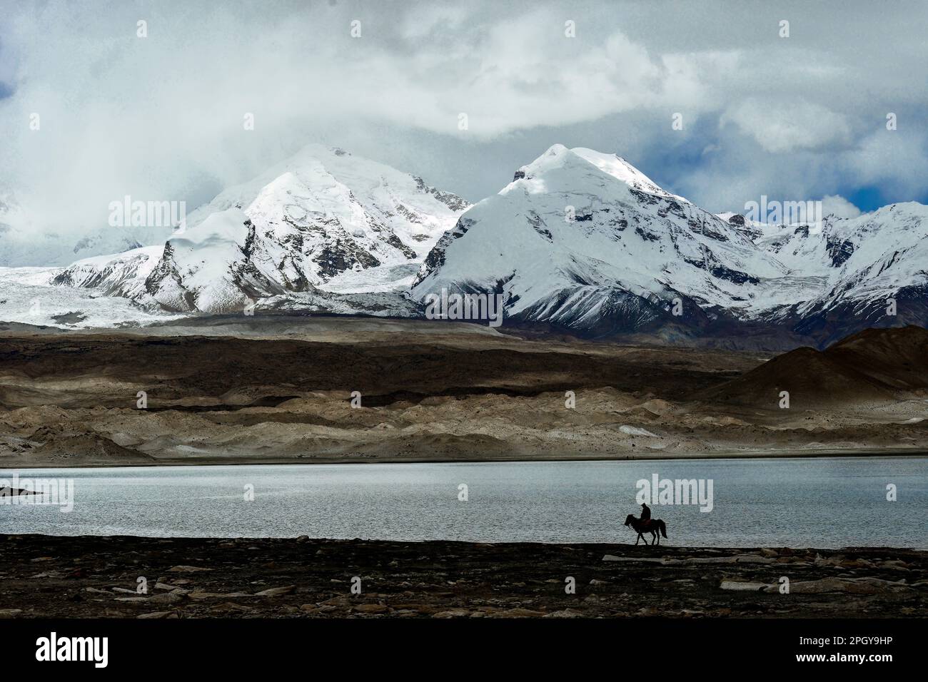 Vue sur la tour Muztagh, connue comme le père des glaciers, du lac Pamirs Karakul Banque D'Images