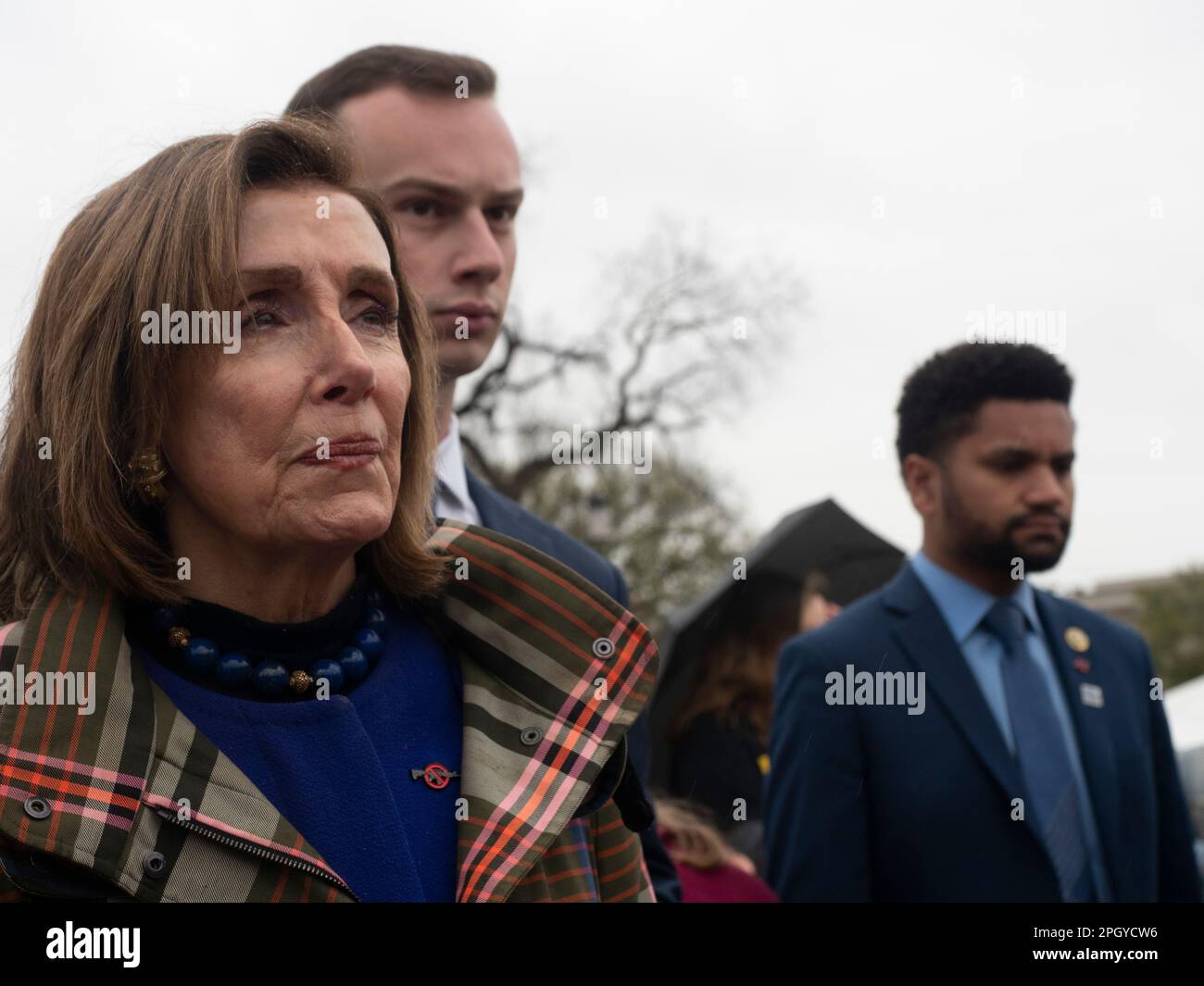 24 mars 2023, Washington, District de Columbia, États-Unis : La Représentante NANCY PELOSI (D-CA) écoute les discours des survivants des violences par armes à feu qui appellent le Congrès à adopter une interdiction fédérale des armes d'assaut lors du rassemblement de verrouillage de génération organisé par des jeunes dont la vie a été radicalement modifiée par la violence par armes à feu. À droite se trouve le Rep MAXWELL ALEJANDRO FROST (D-FL), ancien directeur national d'un groupe de contrôle des armes à feu dirigé par des étudiants et premier membre de la Gen-Z du Congrès. (Credit image: © Sue Dorfman/ZUMA Press Wire) USAGE ÉDITORIAL SEULEMENT! Non destiné À un usage commercial ! Banque D'Images