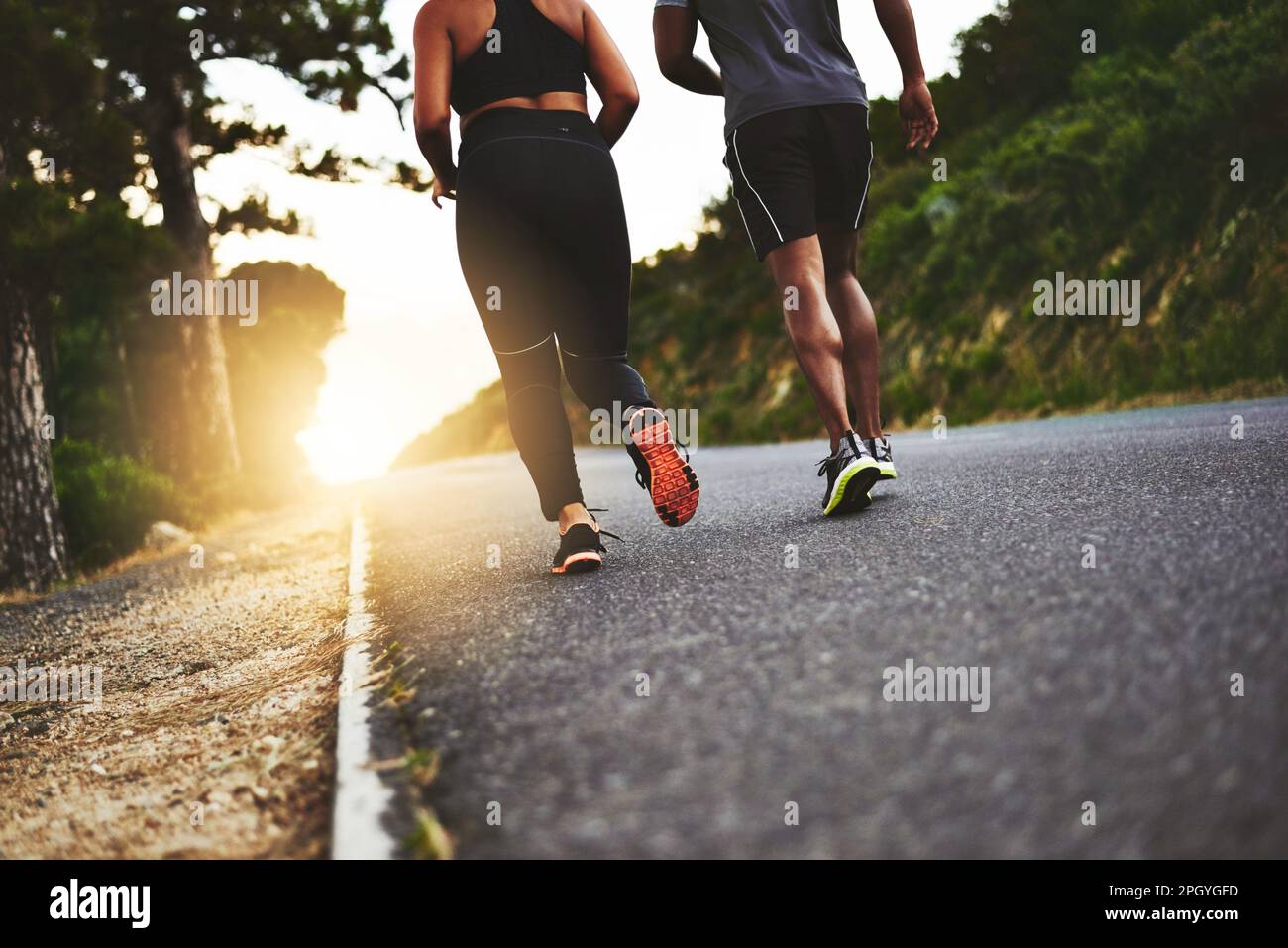 Tout est meilleur avec un partenaire. Photo d'un couple méconnaissable en train de courir ensemble. Banque D'Images