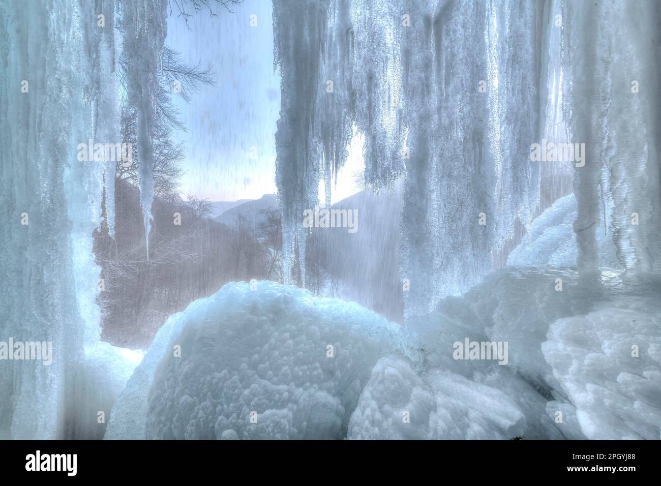 Glaces à la cascade, pergélisol avec paysage glacé, Alb souabe, Bad Urach, Bade-Wurtemberg, Allemagne Banque D'Images