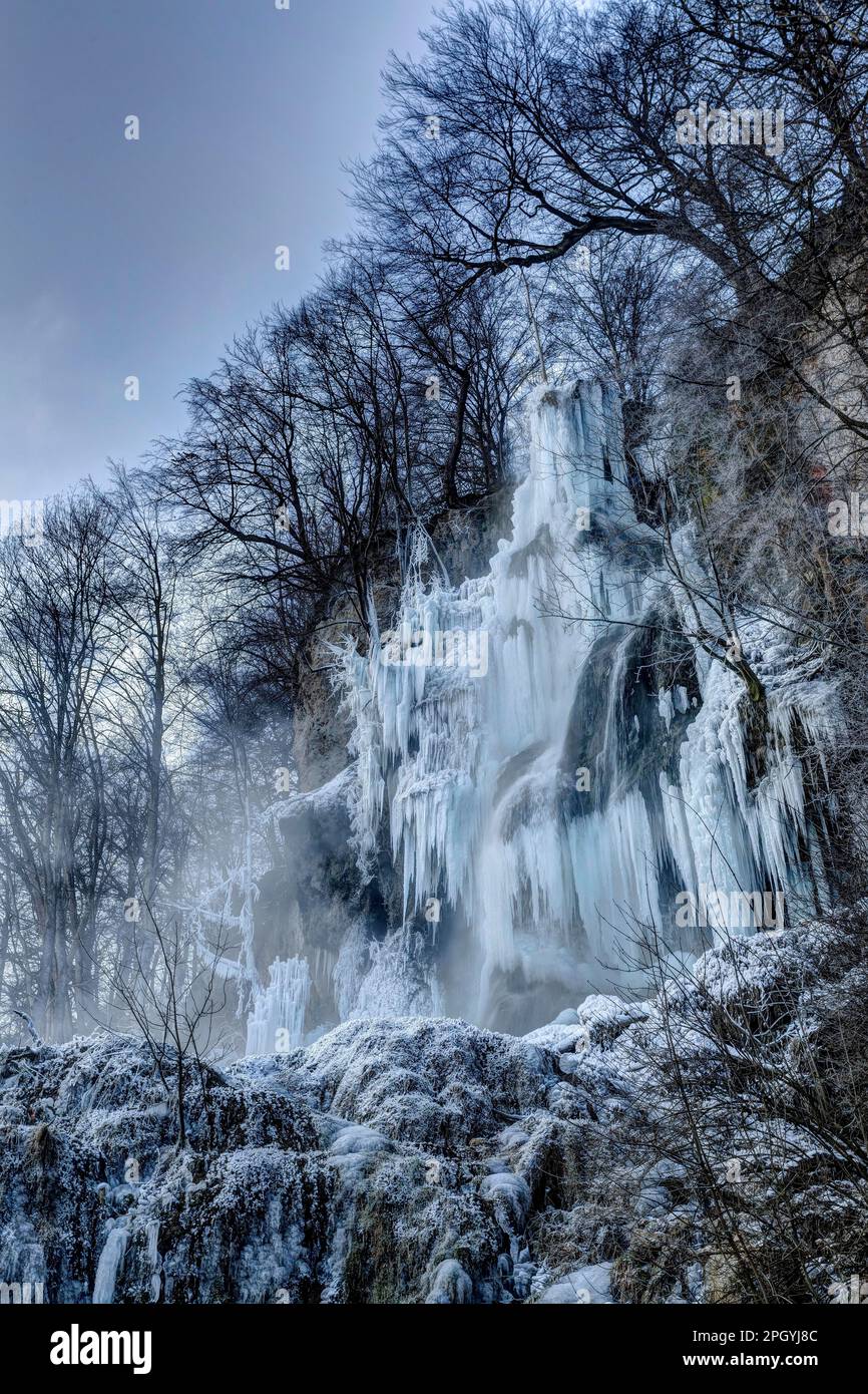 Glaces à la cascade, pergélisol avec paysage glacé, Alb souabe, Bad Urach, Bade-Wurtemberg, Allemagne Banque D'Images