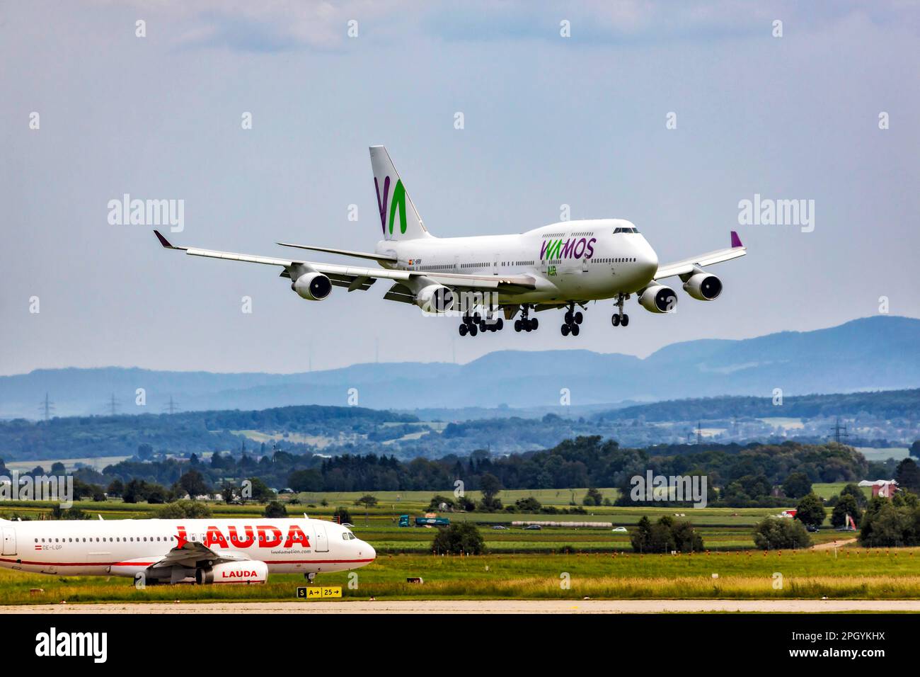 Boeing 747-400 cargo sur approche, aéroport, Stuttgart, Bade-Wurtemberg, Allemagne Banque D'Images