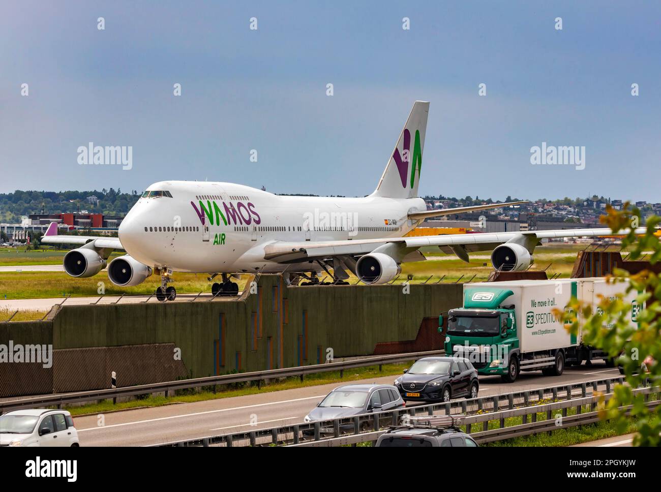 Boeing 747-400 cargo, taxi, bonne infrastructure grâce à l'autoroute à proximité, aéroport de Stuttgart, Bade-Wurtemberg, Allemagne Banque D'Images