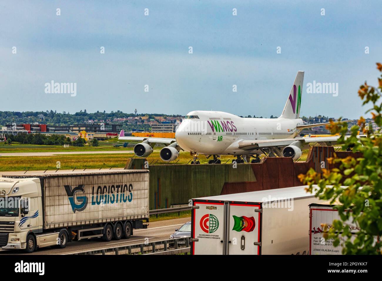 Boeing 747-400 cargo, taxi, bonne infrastructure grâce à l'autoroute à proximité, aéroport de Stuttgart, Bade-Wurtemberg, Allemagne Banque D'Images