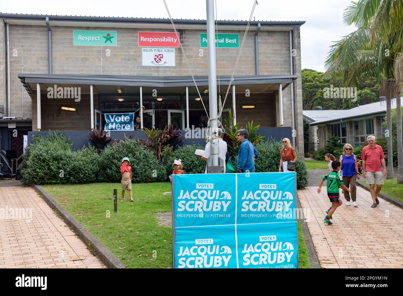 Samedi 25th mars 2023, le jour des élections en Nouvelle-Galles du Sud et les électeurs se rendent aux urnes dans tout l'État, photographiés les électeurs au siège de Pittwater Banque D'Images