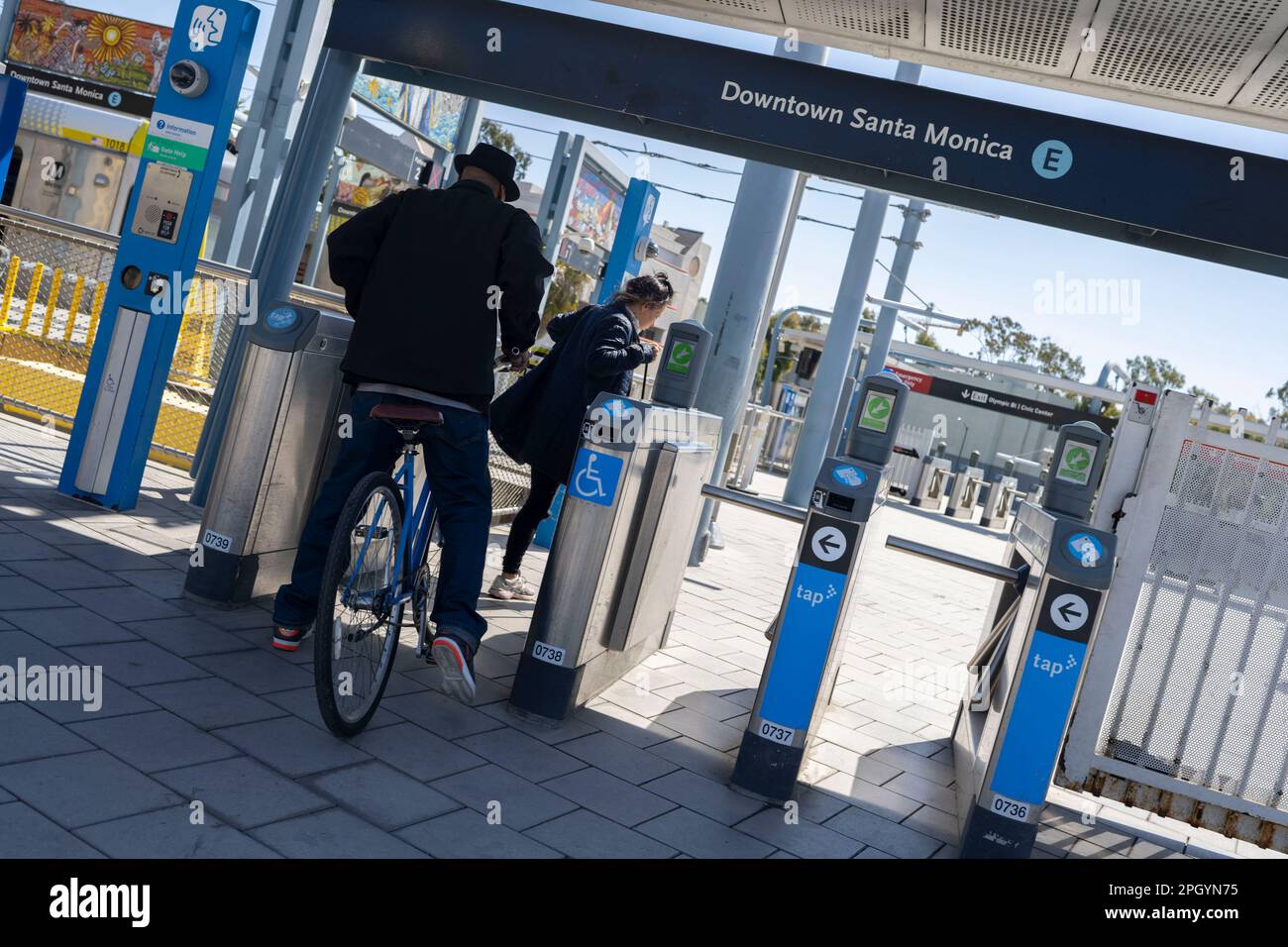 Santa Monica, Californie, États-Unis. 25th mars 2023. Une paire de faucheuses qui évitent les barrières tarifaires de la carte TAP sur la plate-forme Expo Line à la gare du centre-ville de Santa Monica.sans-abri, vagabondage et usage public de drogues ont frappé le réseau FERROVIAIRE DE LA Metro depuis la pandémie COVID-19 de 2020, et le ridership ne revient pas en raison de préoccupations de sécurité publique. Transports en commun, culture automobile, infrastructure, esg. (Credit image: © Taidgh Barron/ZUMA Press Wire) USAGE ÉDITORIAL SEULEMENT! Non destiné À un usage commercial ! Banque D'Images