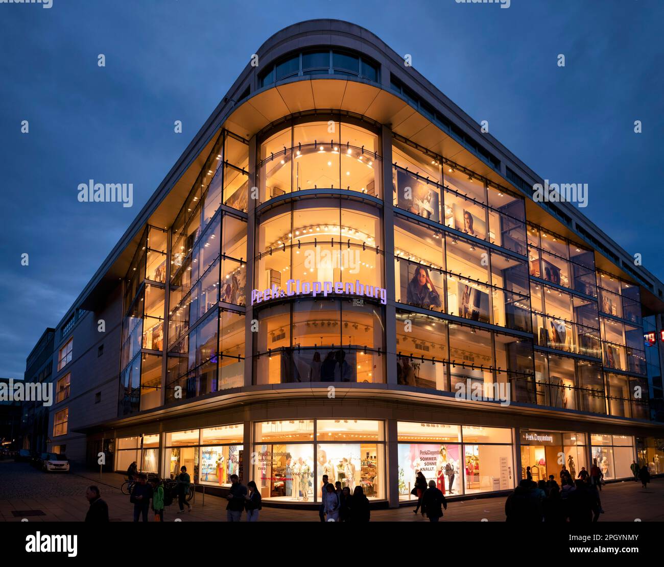 Peek & Cloppenburg, chaîne des grands magasins, Koenigsstrasse, heure bleue, Stuttgart, Bade-Wurtemberg, Allemagne Banque D'Images