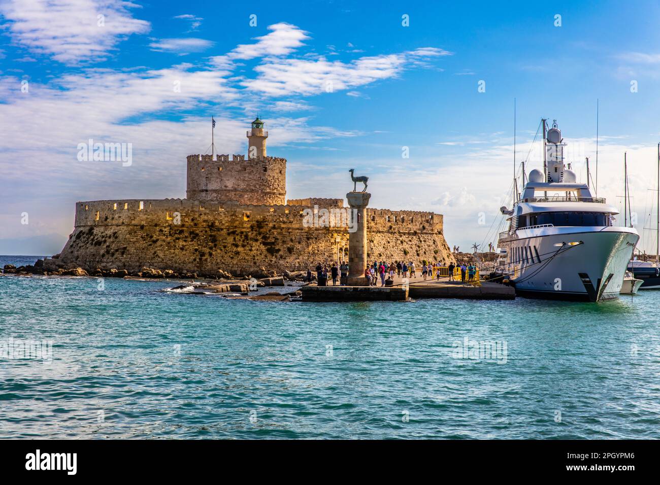 Port de Mandraki, entrée du port avec colonnes de stag et de hind, site du colosse de Rhodes, ville de Rhodes, Grèce Banque D'Images
