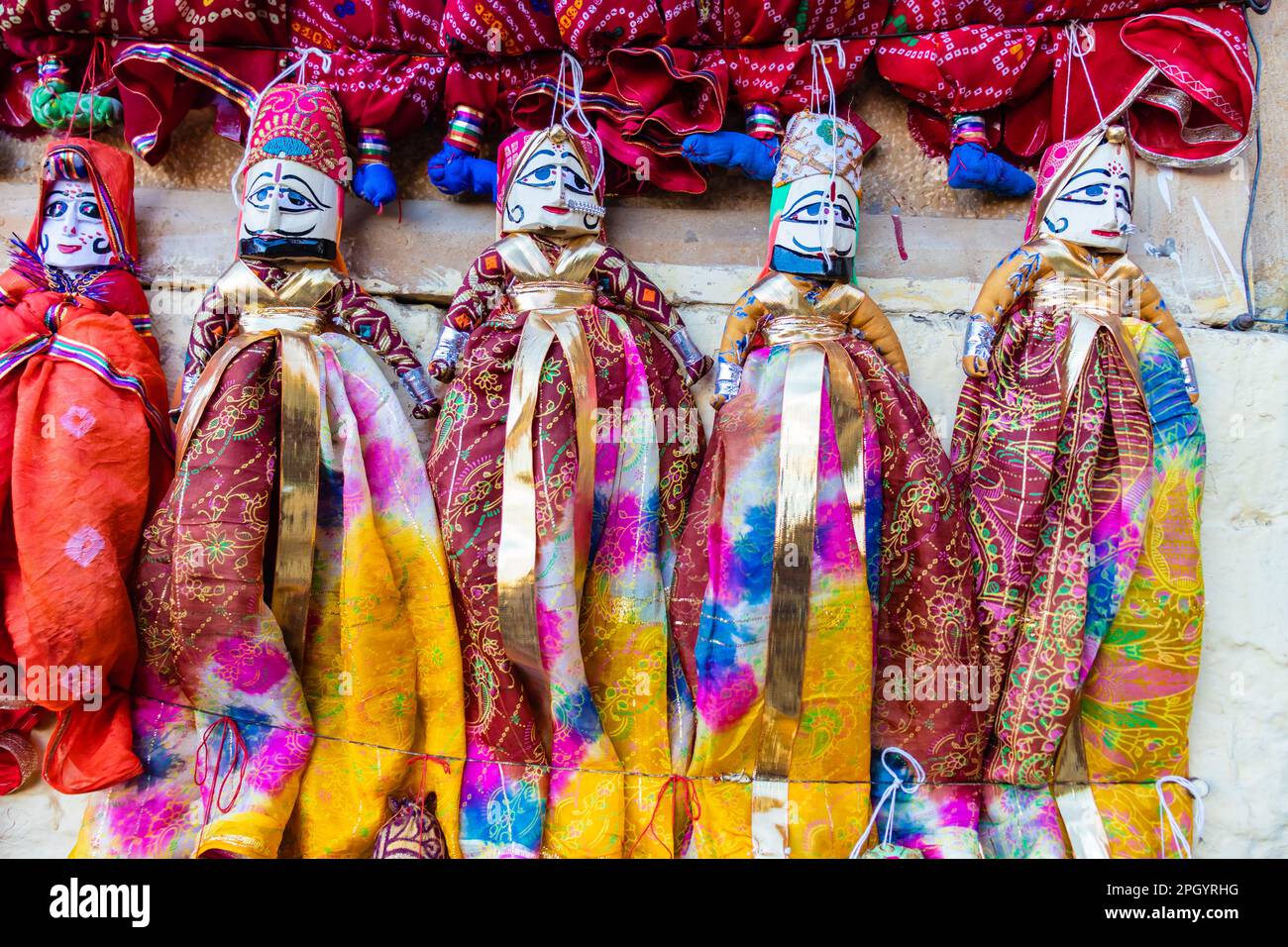 marionnettes traditionnelles nombreuses dans la rue boutique de l'angle plat Banque D'Images