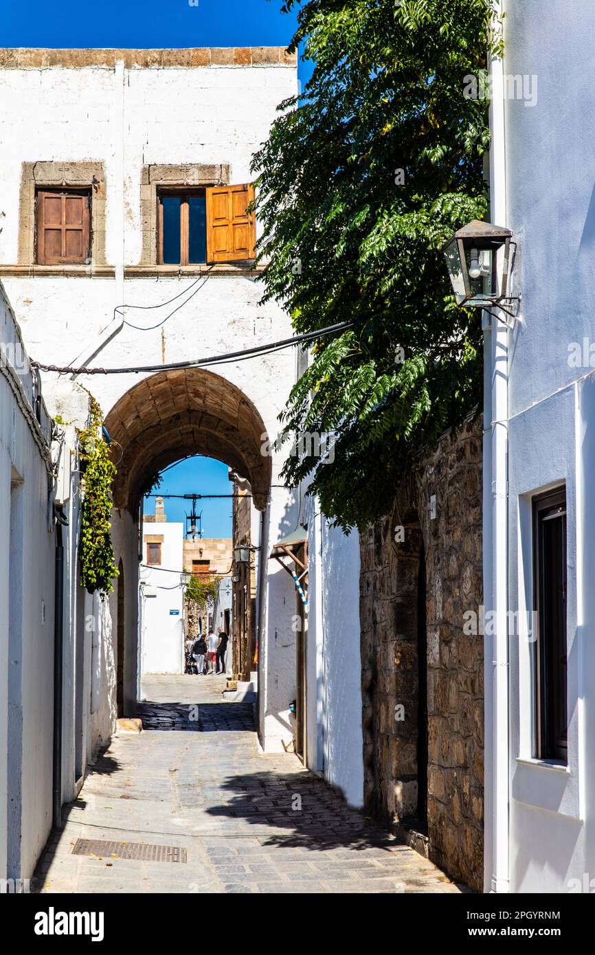 La maison des capitaines dans les rues sinueuses avec des maisons blanches, Lindos, Rhodes, Grèce Banque D'Images