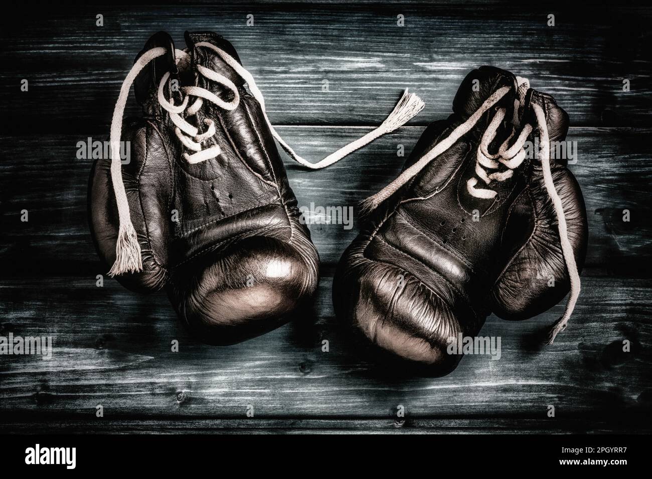 gants de boxe sur fond en bois bleu Banque D'Images