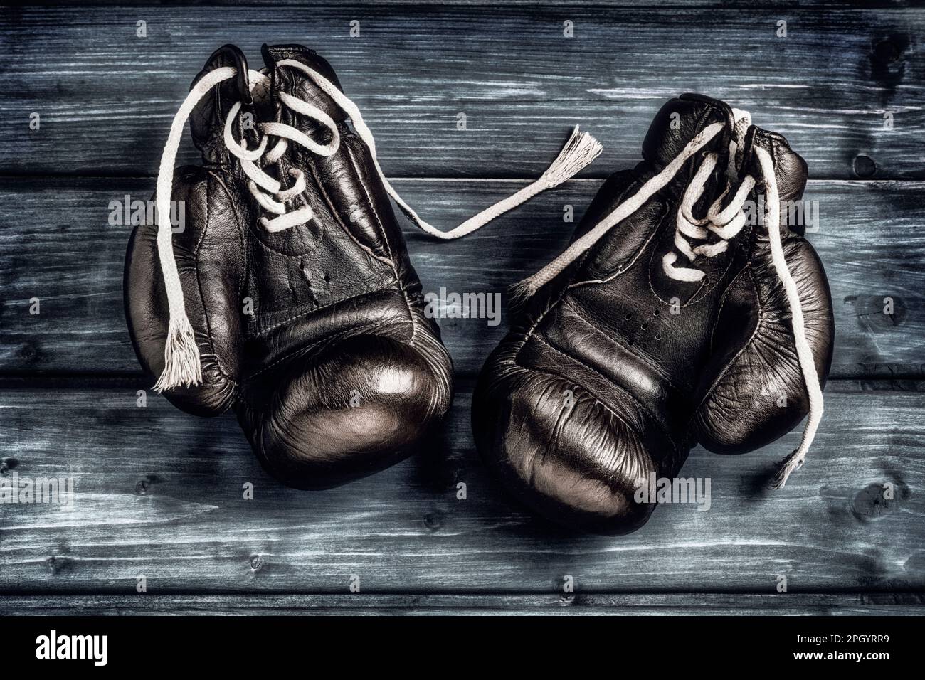 gants de boxe sur fond en bois Banque D'Images