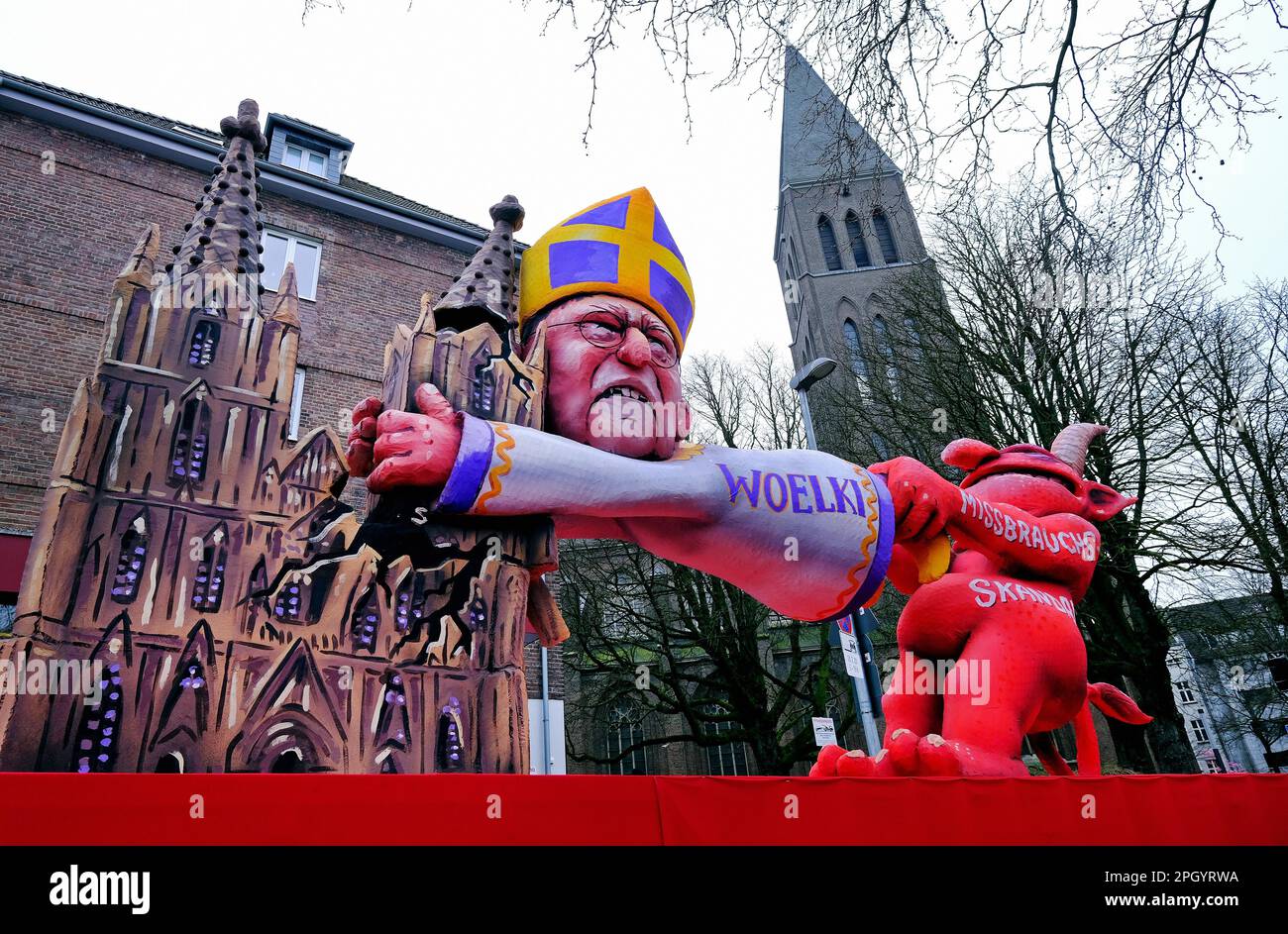 Thème flotteurs par Jaques Tilly: Abus scandale dans l'église catholique entourant le cardinal Rainer Maria Woelki, Rosenmontagszug à Düsseldorf, Nord Banque D'Images