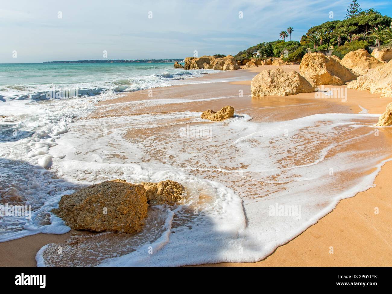 Les vagues de l'Atlantique roulent à terre sur la plage déserte de Praia da Galé près d'Albufeira, Algarve Portugal Banque D'Images