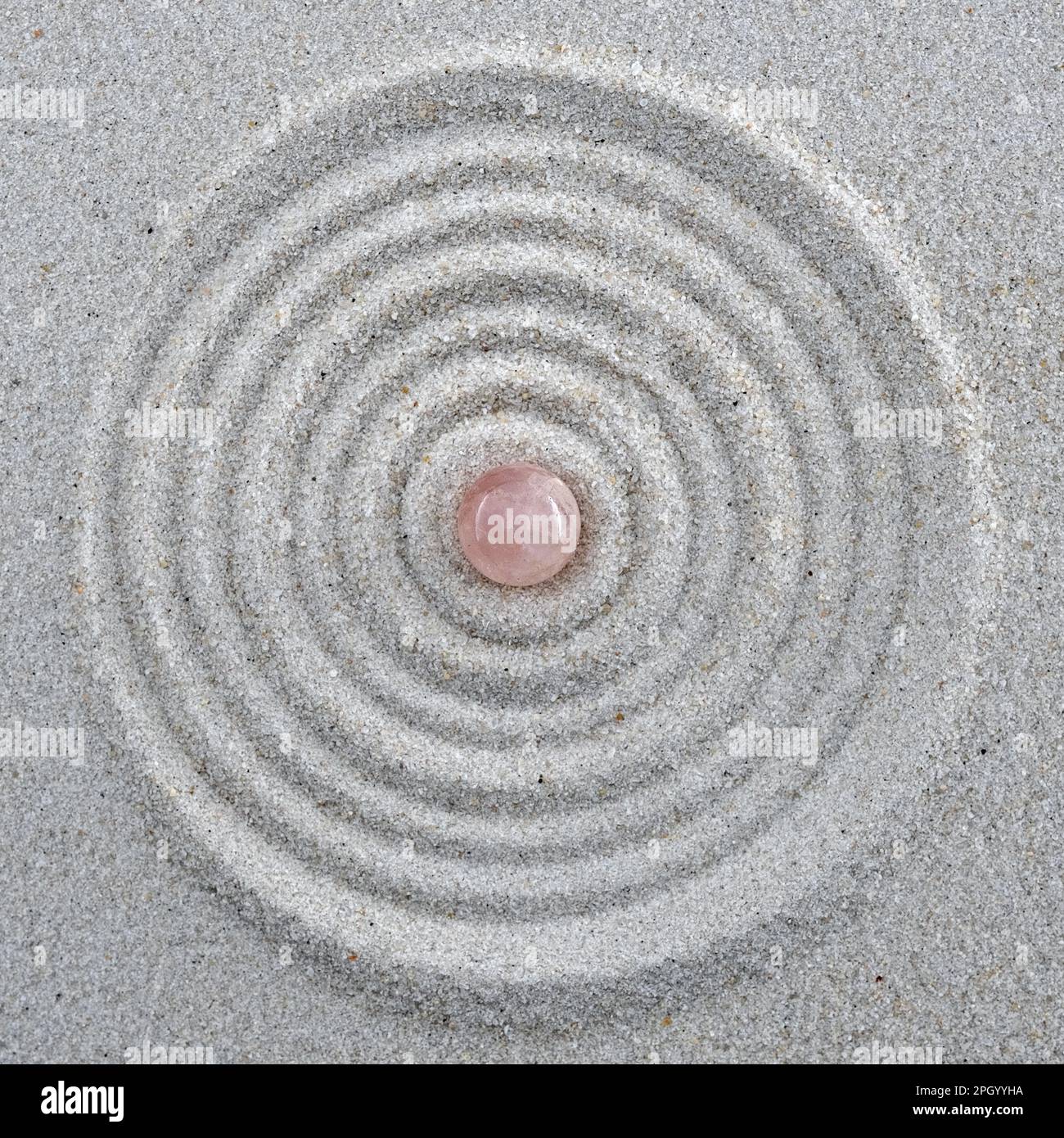 sphère de quartz rose au milieu de cercles dessinés dans le sable, spa, zen, méditation Banque D'Images