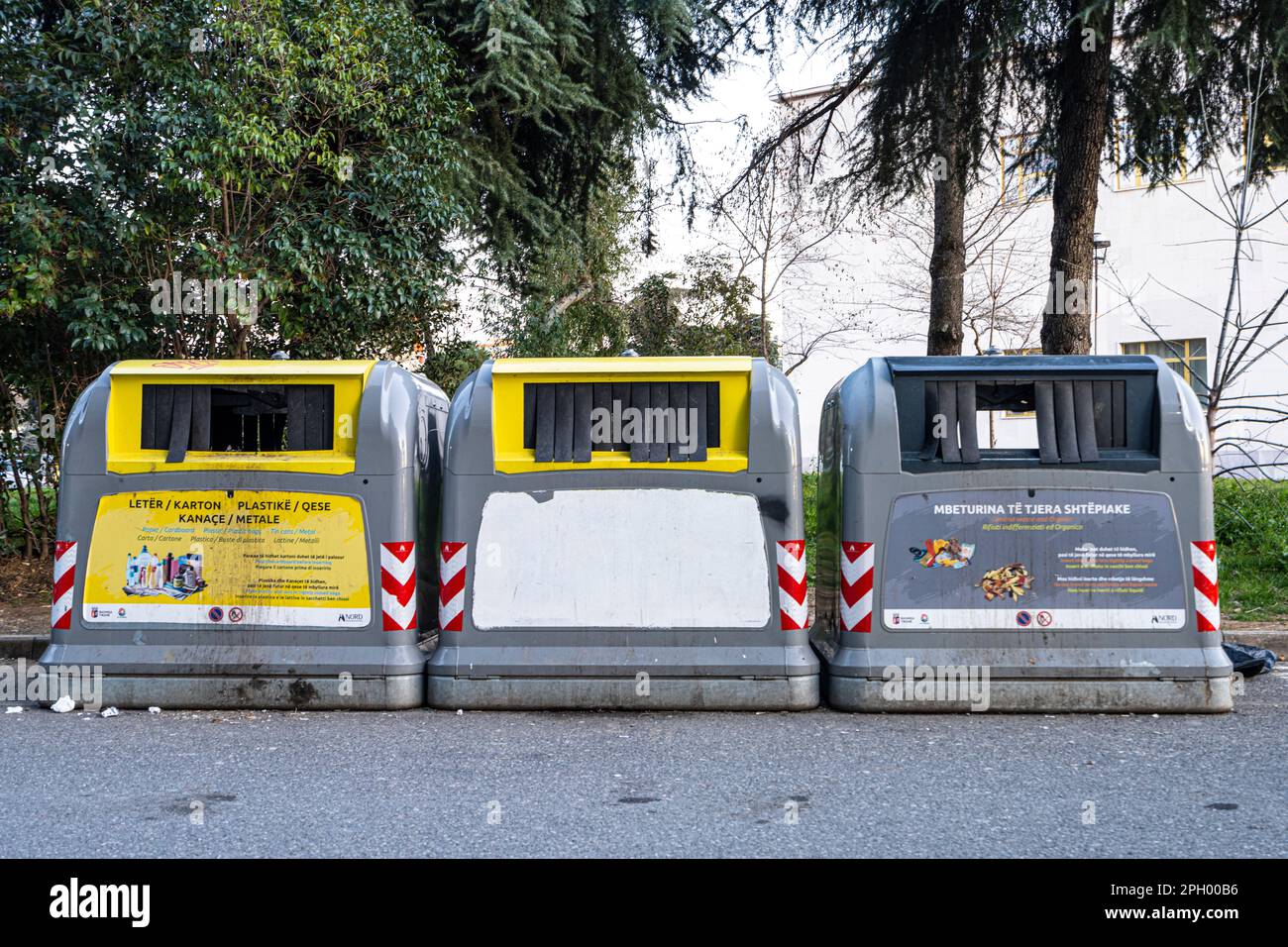 Tirana, Albanie. Mars 2023. les bacs de collecte des déchets séparés dans une rue du centre-ville Banque D'Images