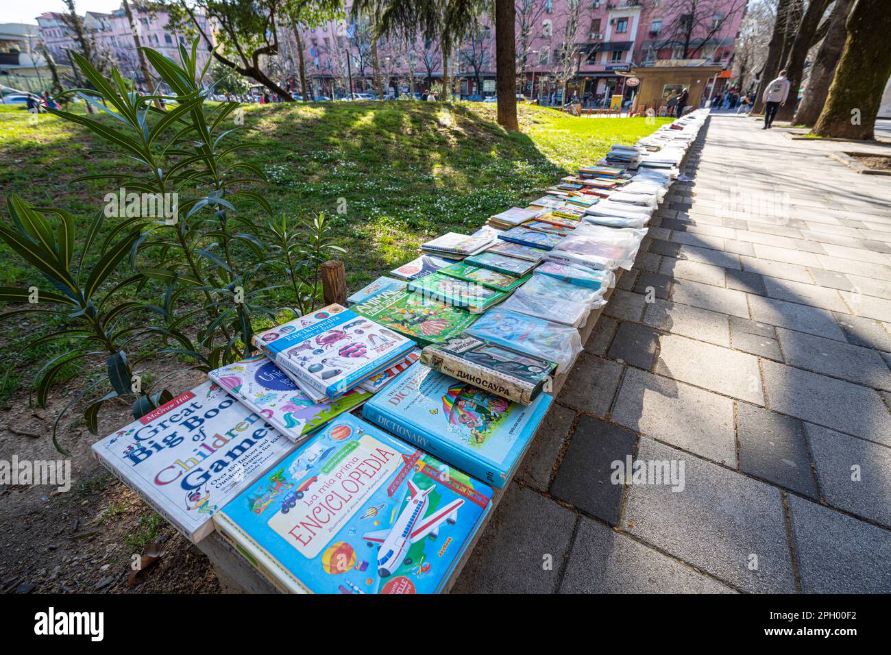 Tirana, Albanie. Mars 2023. un vendeur de livres d'occasion le long du trottoir dans le centre-ville Banque D'Images