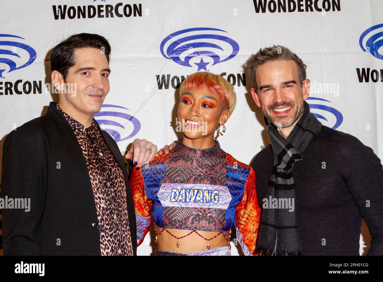 David Dastmalchian, Tati Gabrielle, Christopher Gorham à la salle de presse de 'Batman: Le Doom qui est arrivé à Gotham' pendant le WonderCon contc 2023 Banque D'Images