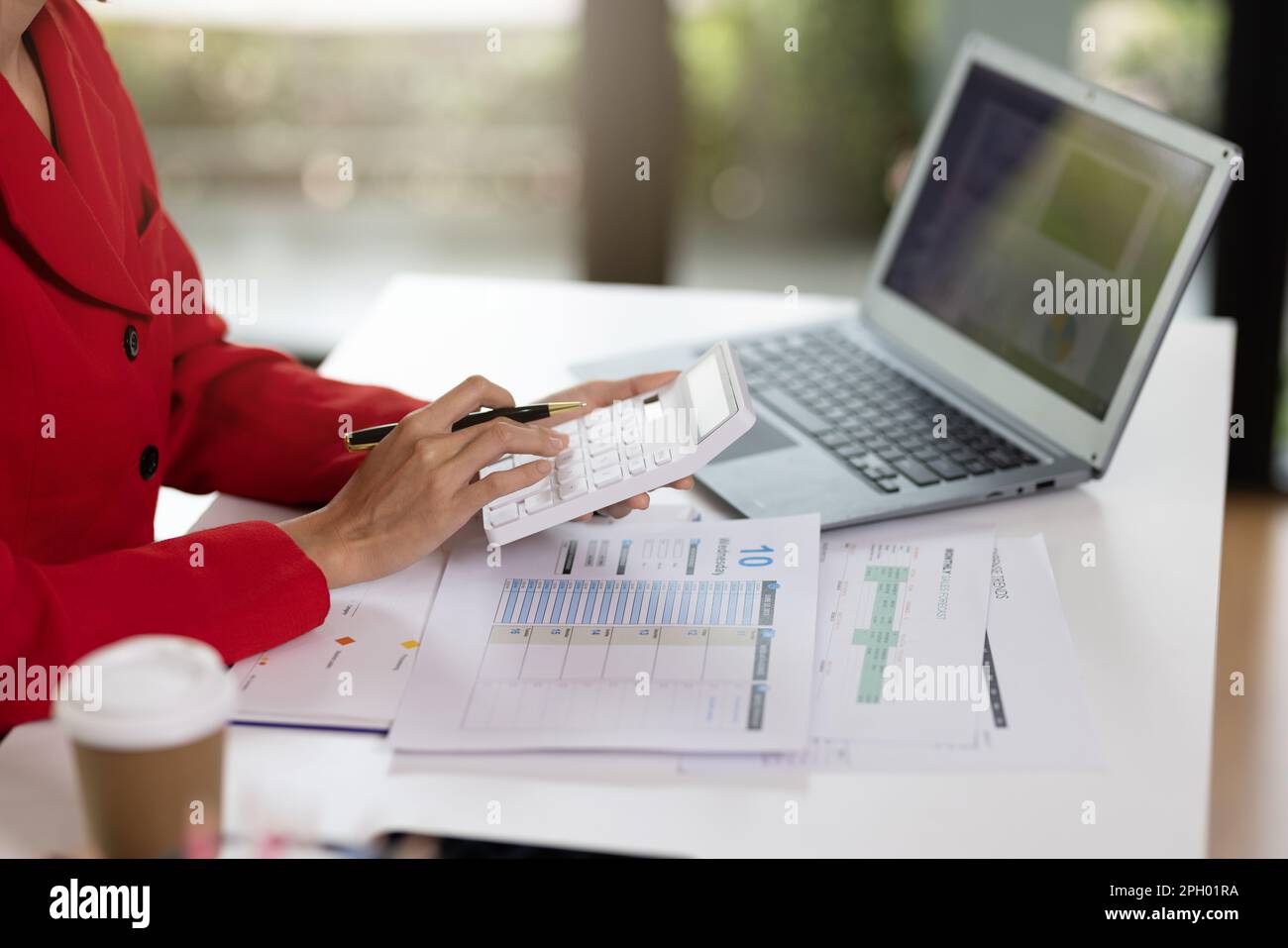 Concept de bureau d'affaires femme travaillant, gros plan femme d'affaires vérifiant son plan d'investissement avec l'analyse de documents et de données graphiques d'investissement d'entreprise Banque D'Images