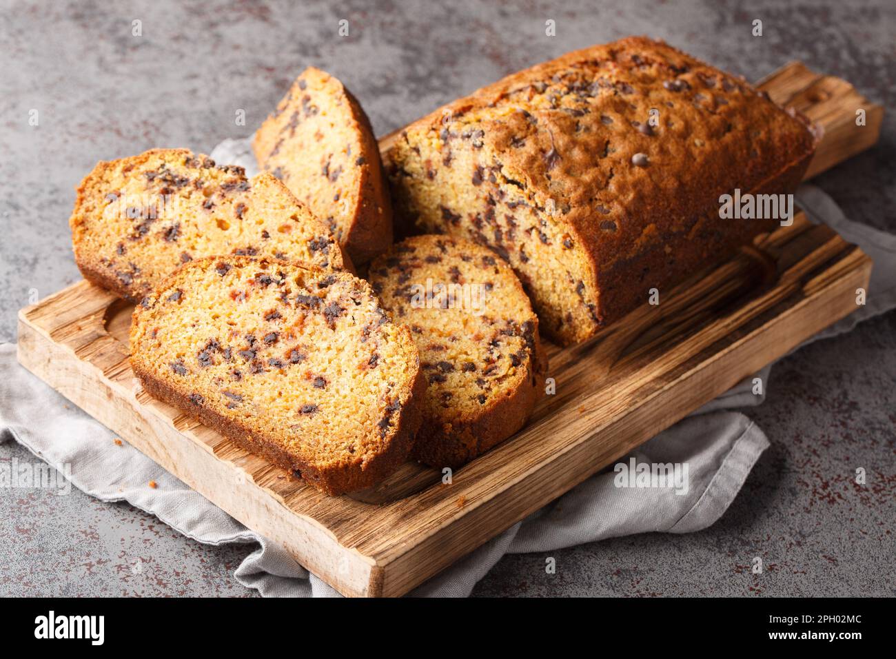 Croustilles au chocolat gâteau de citrouille en tranches sur le plan de travail, à côté de la table. Horizontale Banque D'Images
